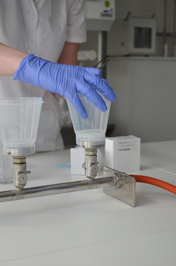 Zaměstnanec mikrobiologie pro rozbor potravin